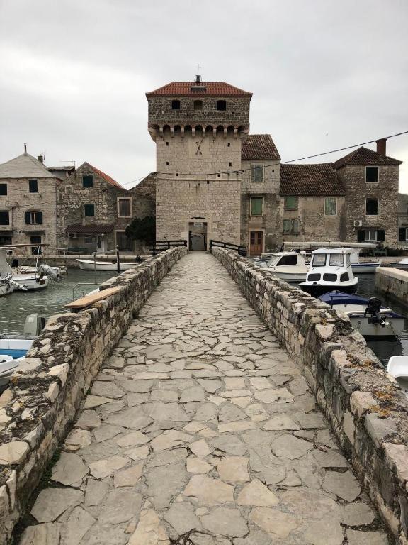 Spacious Apartment Close To The Sea In Kastel Luksic Kaštela Exterior foto